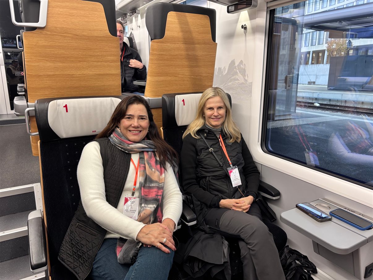 Agentes no começo do dia em St. Gallen aproveitam a caminhada até a estação de trem para fazer alguns registros. Na foto: Janice Valle, da Janice Valle Turismo, Fátima Galharini, da FG Viagens, Olga Bridi, da Time Turismo, e Andrea Guimarães, da Perfil Turismo