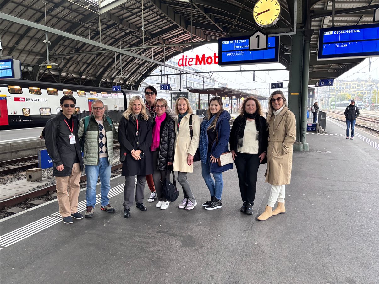 Agentes no começo do dia em St. Gallen aproveitam a caminhada até a estação de trem para fazer alguns registros. Na foto: Janice Valle, da Janice Valle Turismo, Fátima Galharini, da FG Viagens, Olga Bridi, da Time Turismo, e Andrea Guimarães, da Perfil Turismo