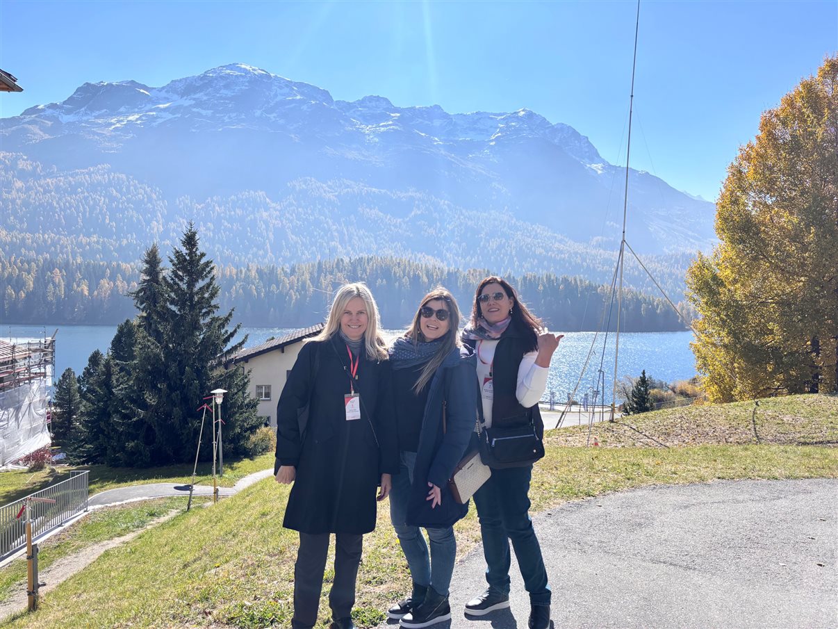 Agentes no começo do dia em St. Gallen aproveitam a caminhada até a estação de trem para fazer alguns registros. Na foto: Janice Valle, da Janice Valle Turismo, Fátima Galharini, da FG Viagens, Olga Bridi, da Time Turismo, e Andrea Guimarães, da Perfil Turismo