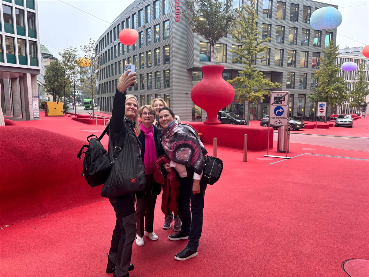 Agentes no começo do dia em St. Gallen aproveitam a caminhada até a estação de trem para fazer alguns registros. Na foto: Janice Valle, da Janice Valle Turismo, Fátima Galharini, da FG Viagens, Olga Bridi, da Time Turismo, e Andrea Guimarães, da Perfil Turismo