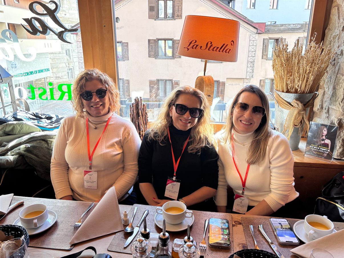 Agentes no começo do dia em St. Gallen aproveitam a caminhada até a estação de trem para fazer alguns registros. Na foto: Janice Valle, da Janice Valle Turismo, Fátima Galharini, da FG Viagens, Olga Bridi, da Time Turismo, e Andrea Guimarães, da Perfil Turismo