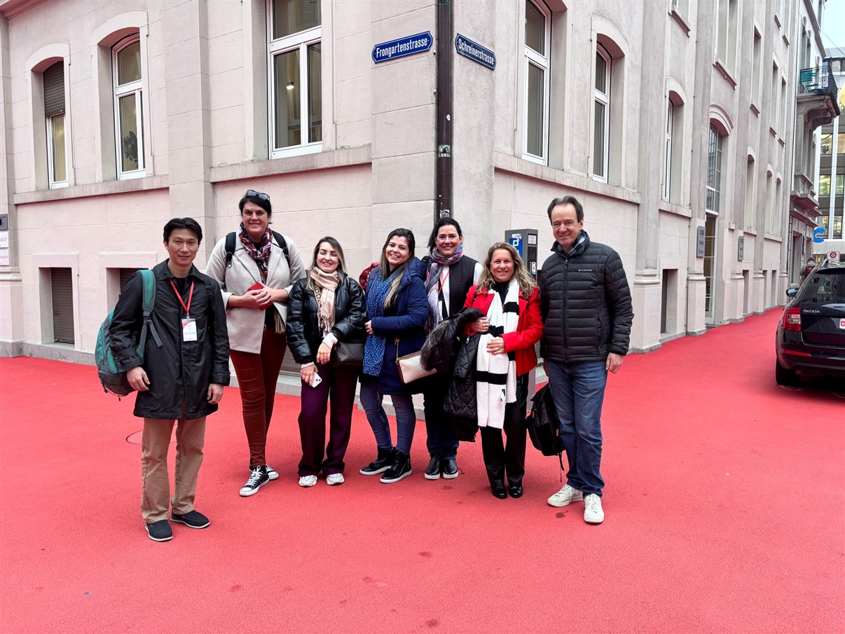 Agentes no começo do dia em St. Gallen aproveitam a caminhada até a estação de trem para fazer alguns registros. Na foto: Janice Valle, da Janice Valle Turismo, Fátima Galharini, da FG Viagens, Olga Bridi, da Time Turismo, e Andrea Guimarães, da Perfil Turismo