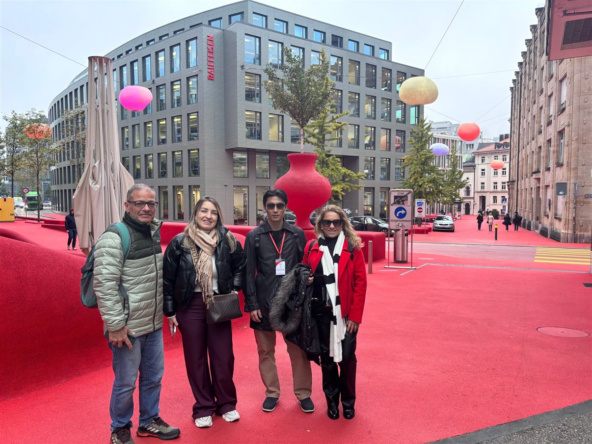 Agentes no começo do dia em St. Gallen aproveitam a caminhada até a estação de trem para fazer alguns registros. Na foto: Janice Valle, da Janice Valle Turismo, Fátima Galharini, da FG Viagens, Olga Bridi, da Time Turismo, e Andrea Guimarães, da Perfil Turismo