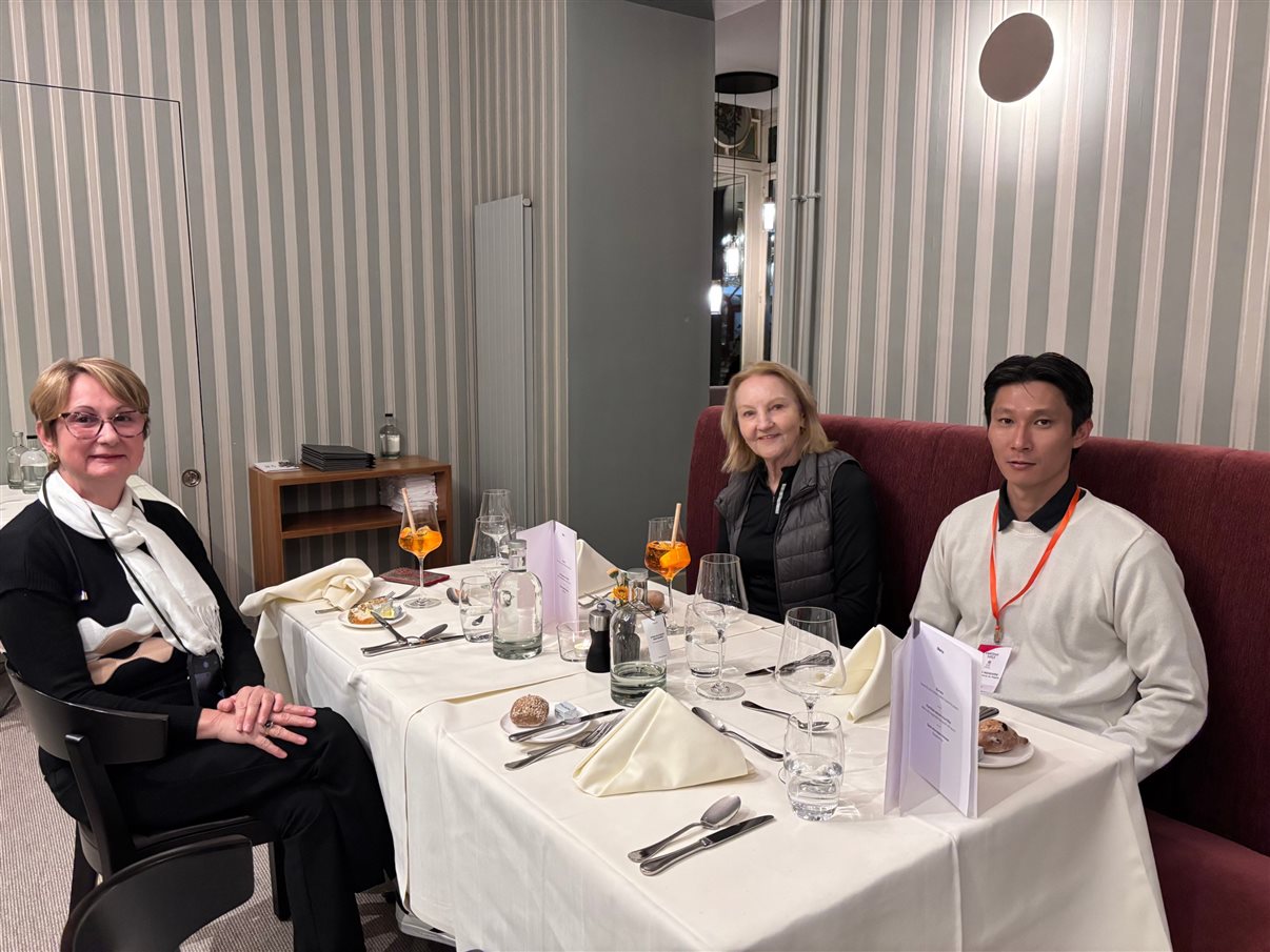 Timotej Horvat, diretor de Vendas e Marketing do Hotel Saratz Pontresina, recebe homenagem pela parceria com a Flot Viagens