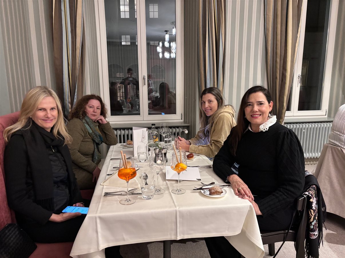Timotej Horvat, diretor de Vendas e Marketing do Hotel Saratz Pontresina, recebe homenagem pela parceria com a Flot Viagens
