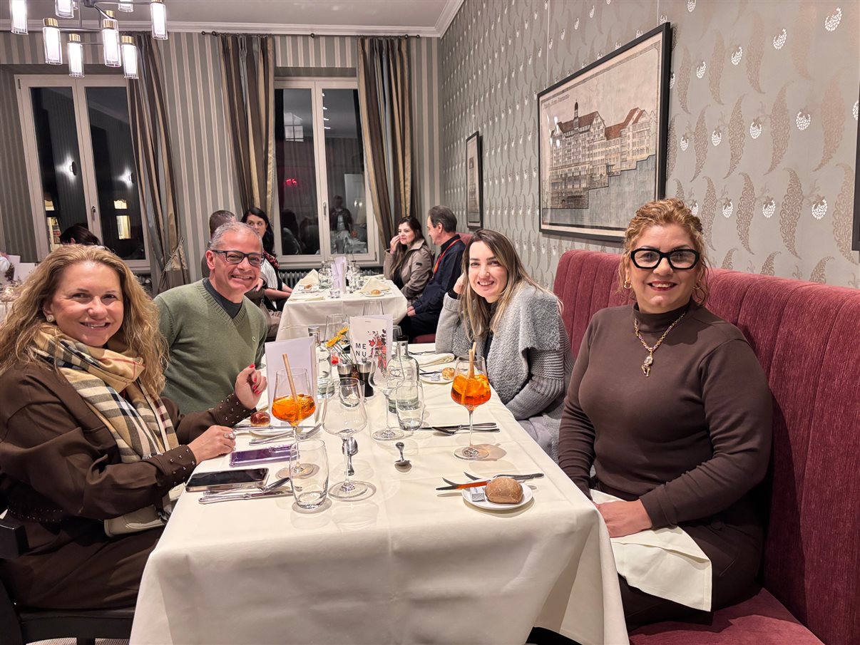 Timotej Horvat, diretor de Vendas e Marketing do Hotel Saratz Pontresina, recebe homenagem pela parceria com a Flot Viagens