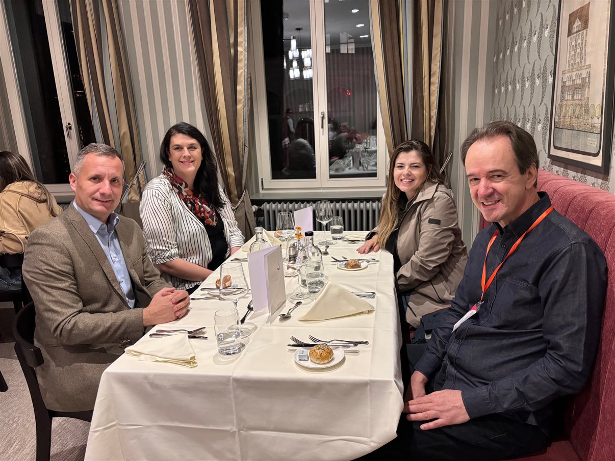 Timotej Horvat, diretor de Vendas e Marketing do Hotel Saratz Pontresina, recebe homenagem pela parceria com a Flot Viagens