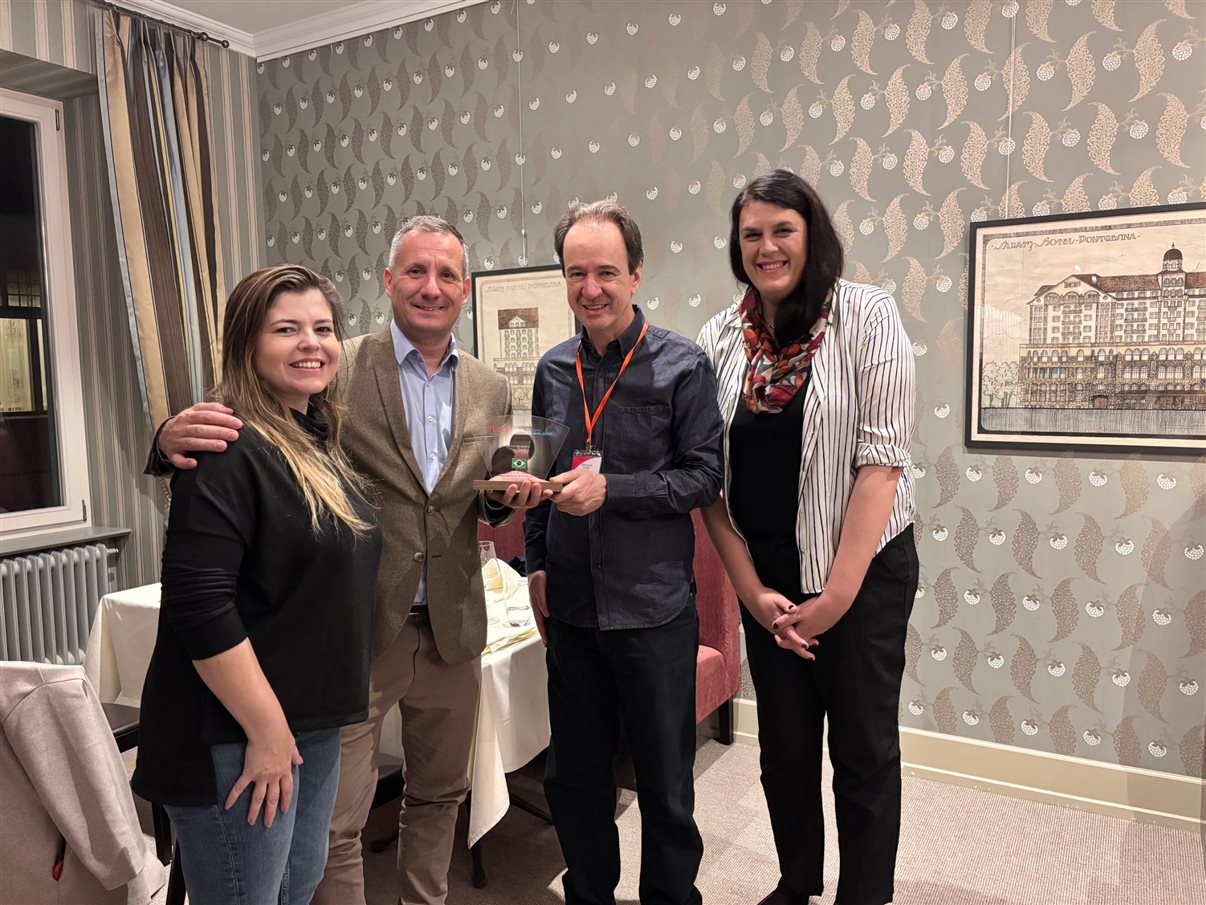 Timotej Horvat, diretor de Vendas e Marketing do Hotel Saratz Pontresina, recebe homenagem pela parceria com a Flot Viagens
