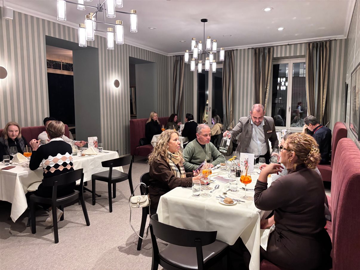 Timotej Horvat, diretor de Vendas e Marketing do Hotel Saratz Pontresina, recebe homenagem pela parceria com a Flot Viagens