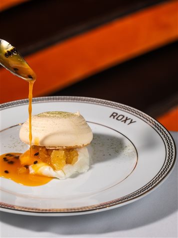 Suspiro com creme de coco, chocolate branco, geleia de abacaxi, calda de maracujá e erva-mate