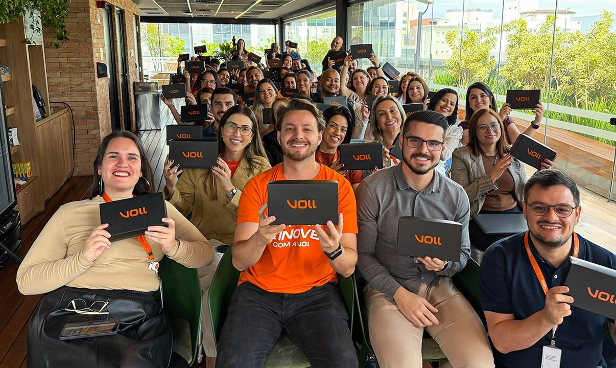 Durante a reunião mensal de All Hands no escritório de São Paulo, colaboradores da VOLL celebram a conquista do selo GPTW pelo quinto ano consecutivo