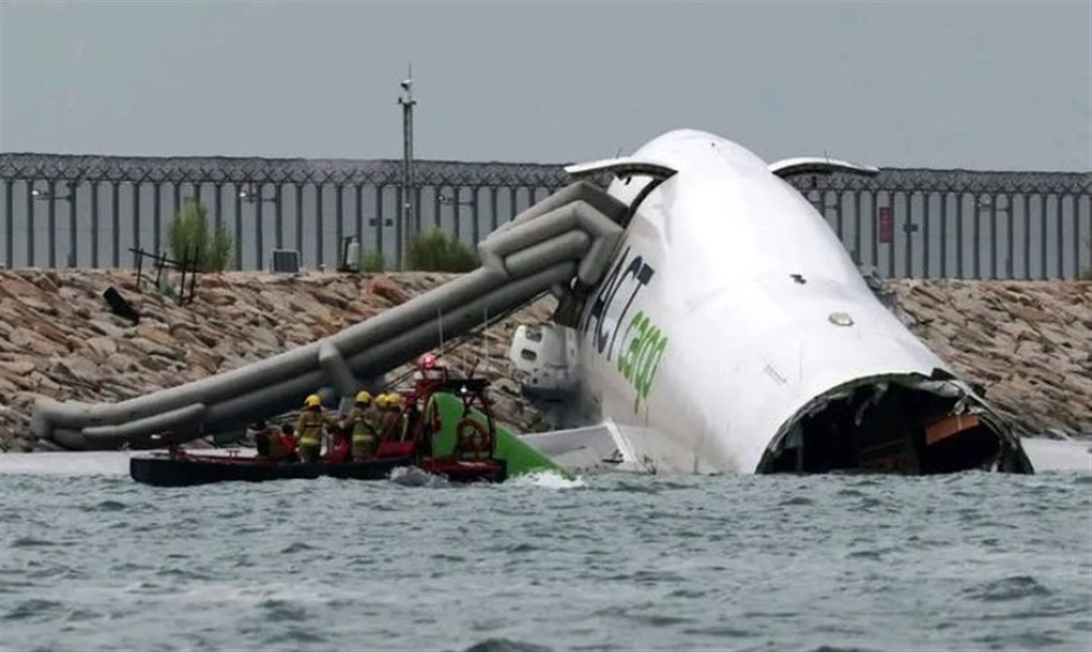  A aeronave, que havia decolado de Dubai, saiu da pista durante o pouso, atravessou a cerca perimetral e caiu no mar