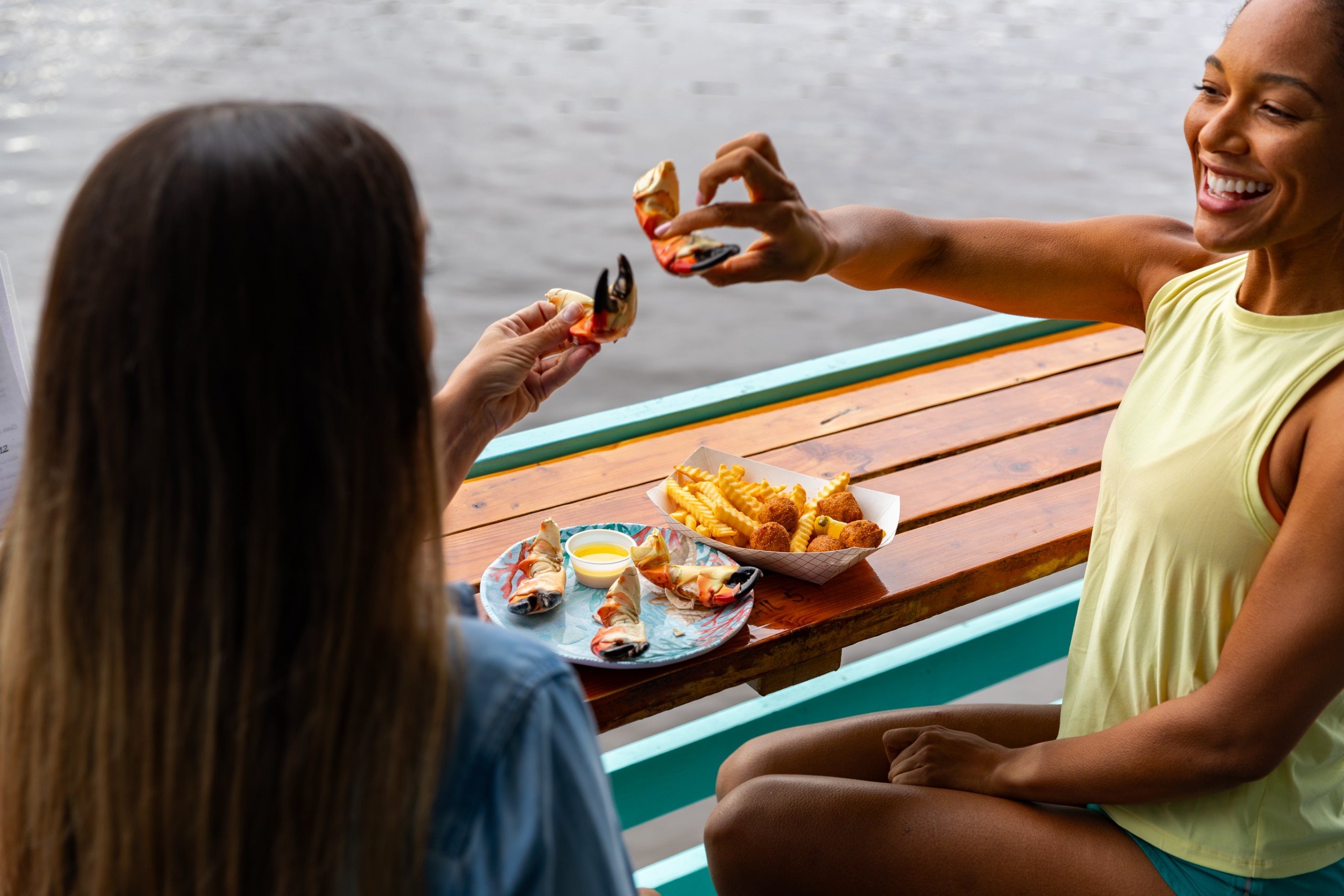 Visitantes podem desfrutar de uma boa gastronomia à beira-mar