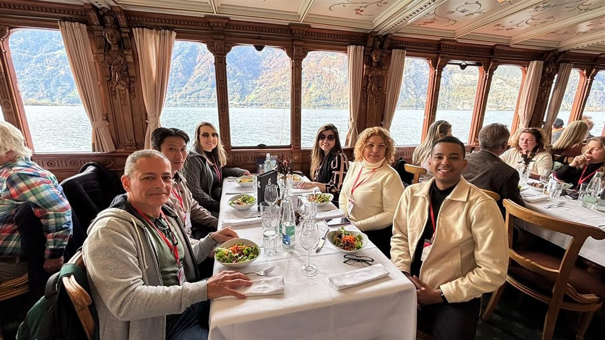 Agentes reunidos a caminho de Lucerna durante o cruzeiro fluvial.