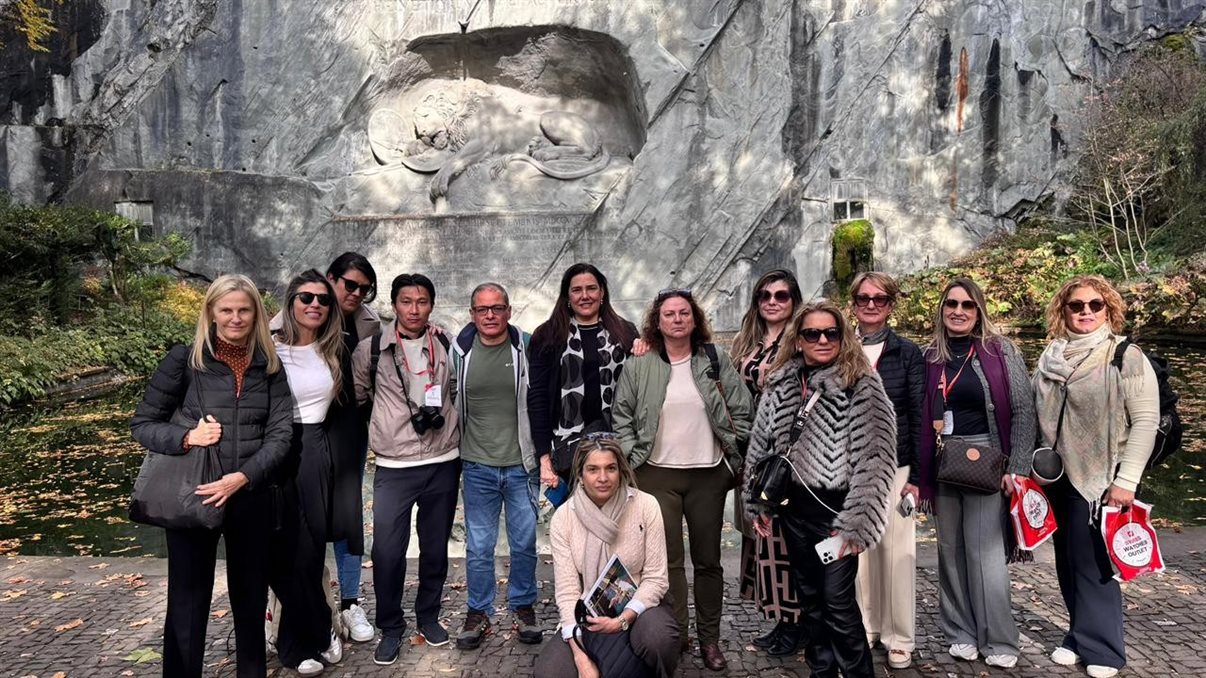 Agentes de viagens reunidos com a guia brasileira Cláudia no Monumento do Leão<br/>