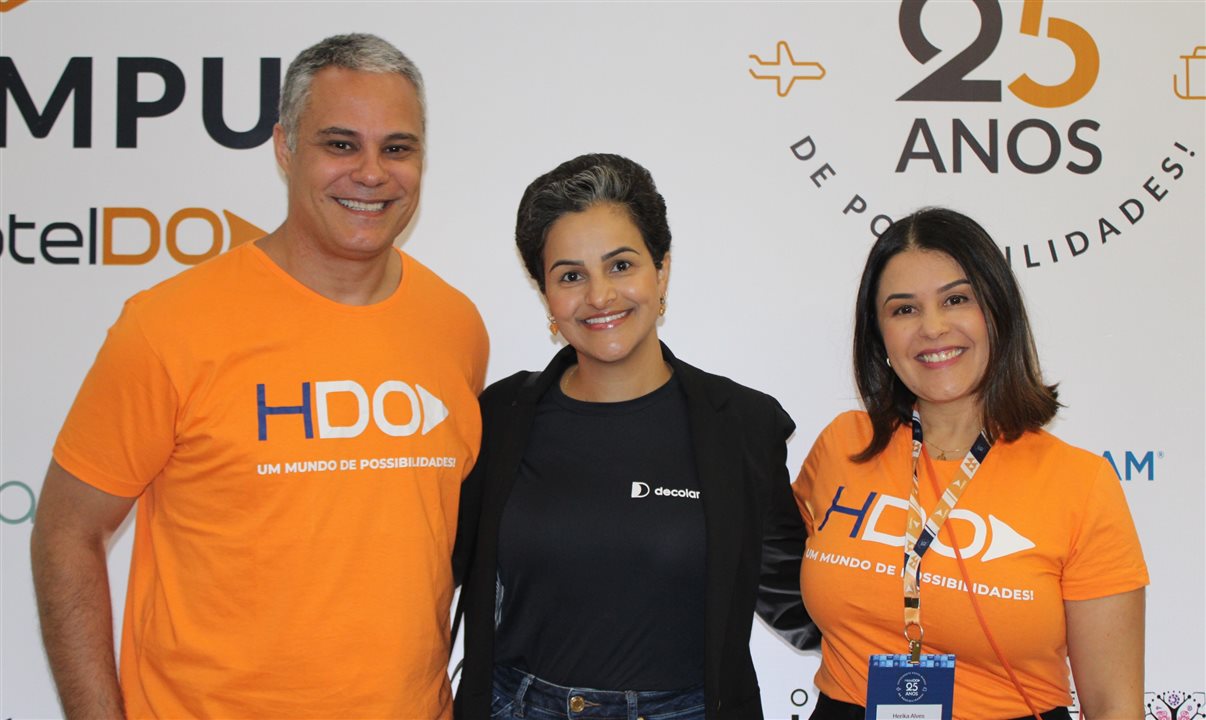 Vanessa Oliveira, da Decolar, entre Márcio Nogueira e Herika Alves, da HotelDO\n\n