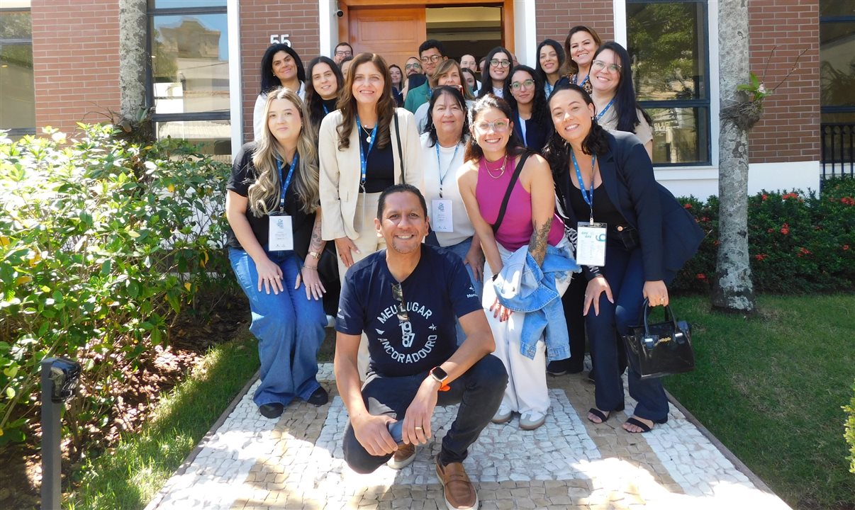 Ronaldo Coelho, da Ancoradouro, junto a uma parte do grupo de agentes de viagens que participam do treinamento