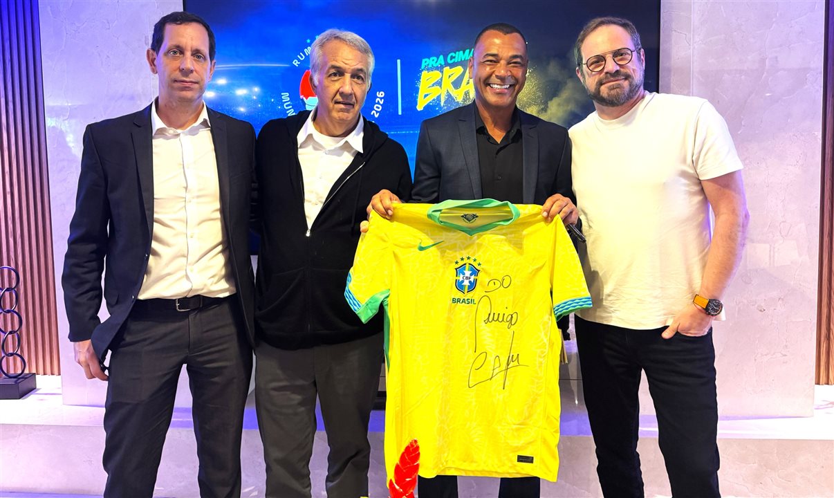 Paulo Castello Branco Filho, da Golden Goal, Sylvio Ferraz, VP de Novos Negócios da BeFly, o campeão mundial Cafu, e Luciano Guimarães, vice-presidente de Negócios da BeFly