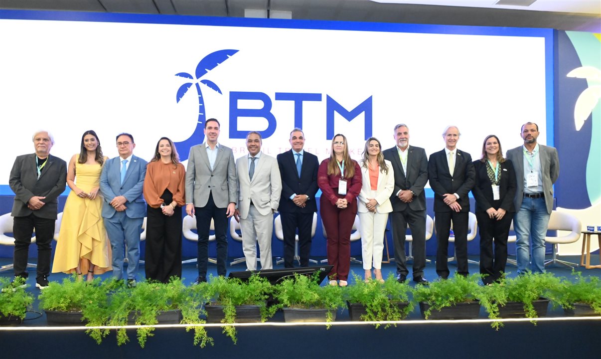 Claudio Junior e Breno Mesquita, da BBC Eventos, entre autoridades do Turismo