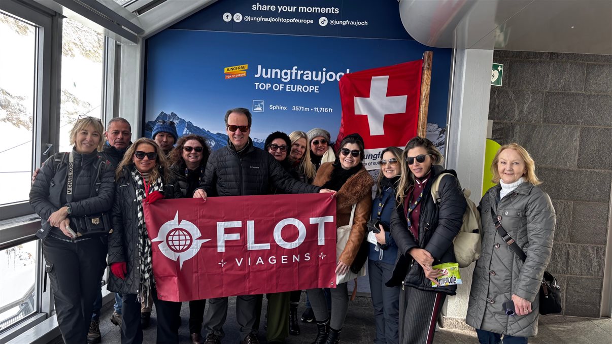 Grupo reunido no topo da estação ferroviária mais alta da Europa Jungfraujoch - Top of Europe