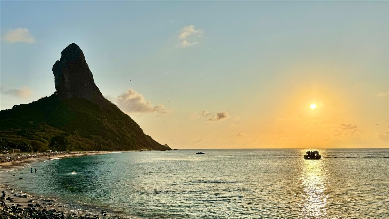 Praia da Conceição fica aos pés do Morro do Pico, um dos pontos mais lindos da ilha