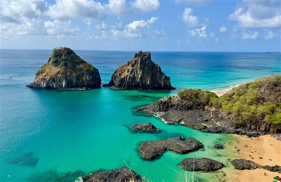 Morro Dois Irmãos é cartão postal mais famoso de Fernando de Noronha