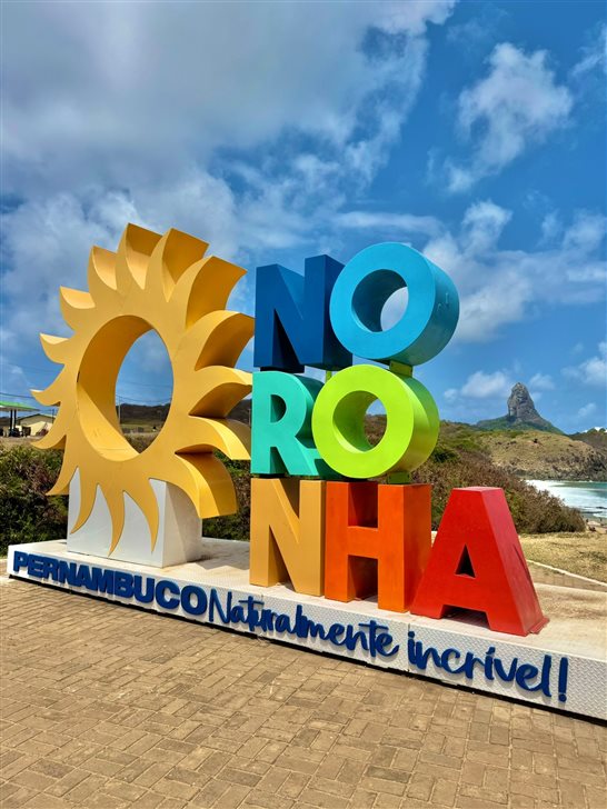 Letreiro de Noronha para fotos fica na Praia do Porto, a porta de entrada de diversos passeios na ilha, como a Canoa Havaiana, que citamos logo no início