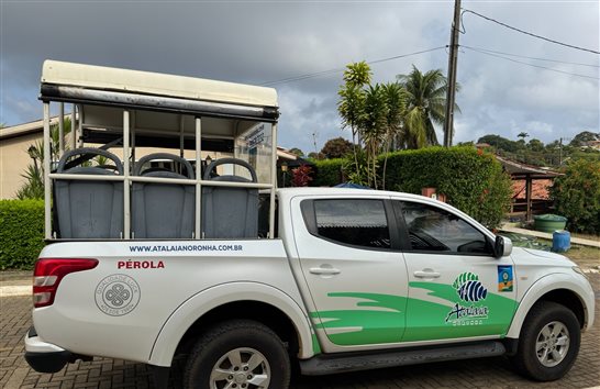Quem faz o Ilhatour, embarca numa caminhonete dessa 4x4 que percorre a ilha toda e passa pelas melhores praias