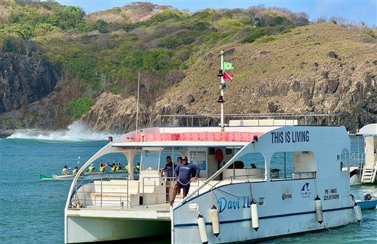 Barco que realiza o passeio por boa parte da ilha