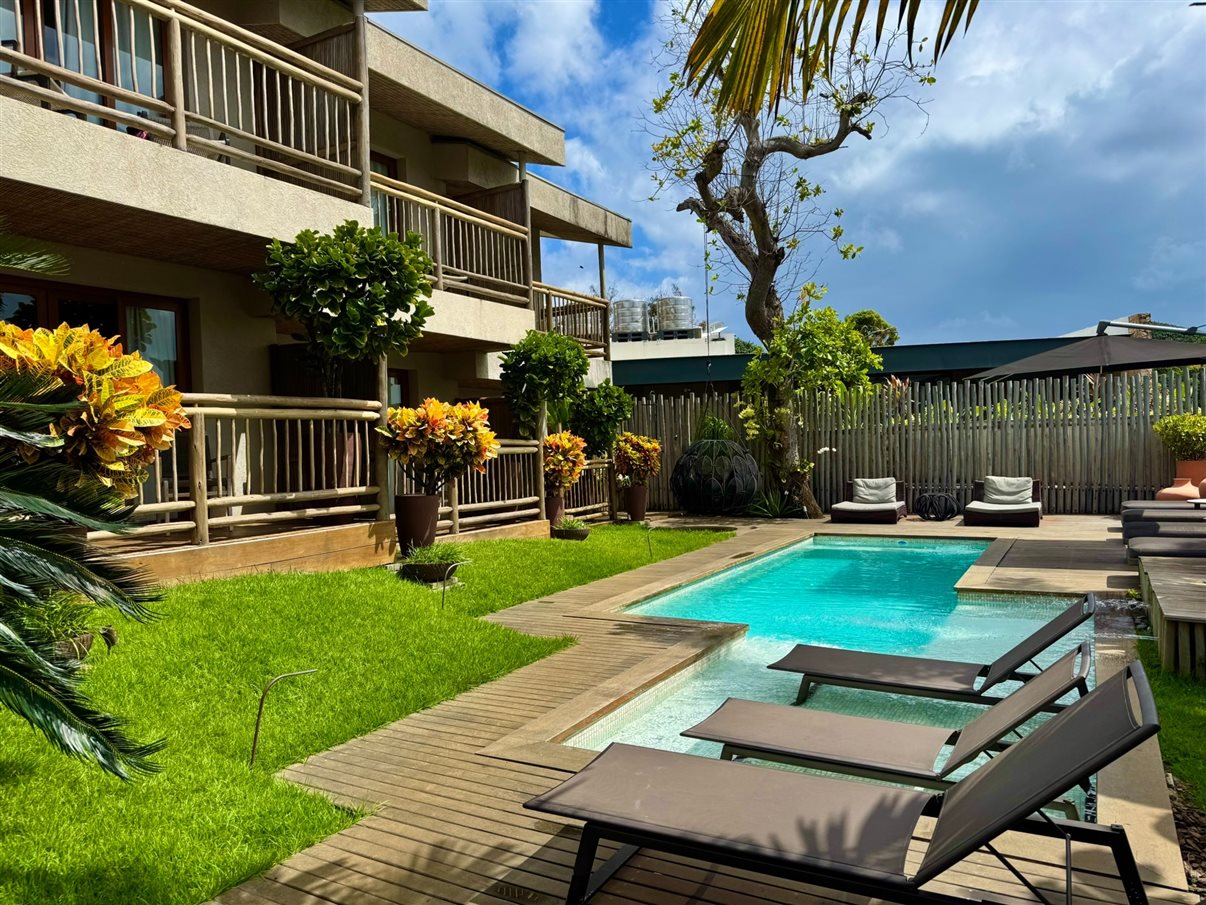 Piscina com espreguiçadeiras e muito conforto