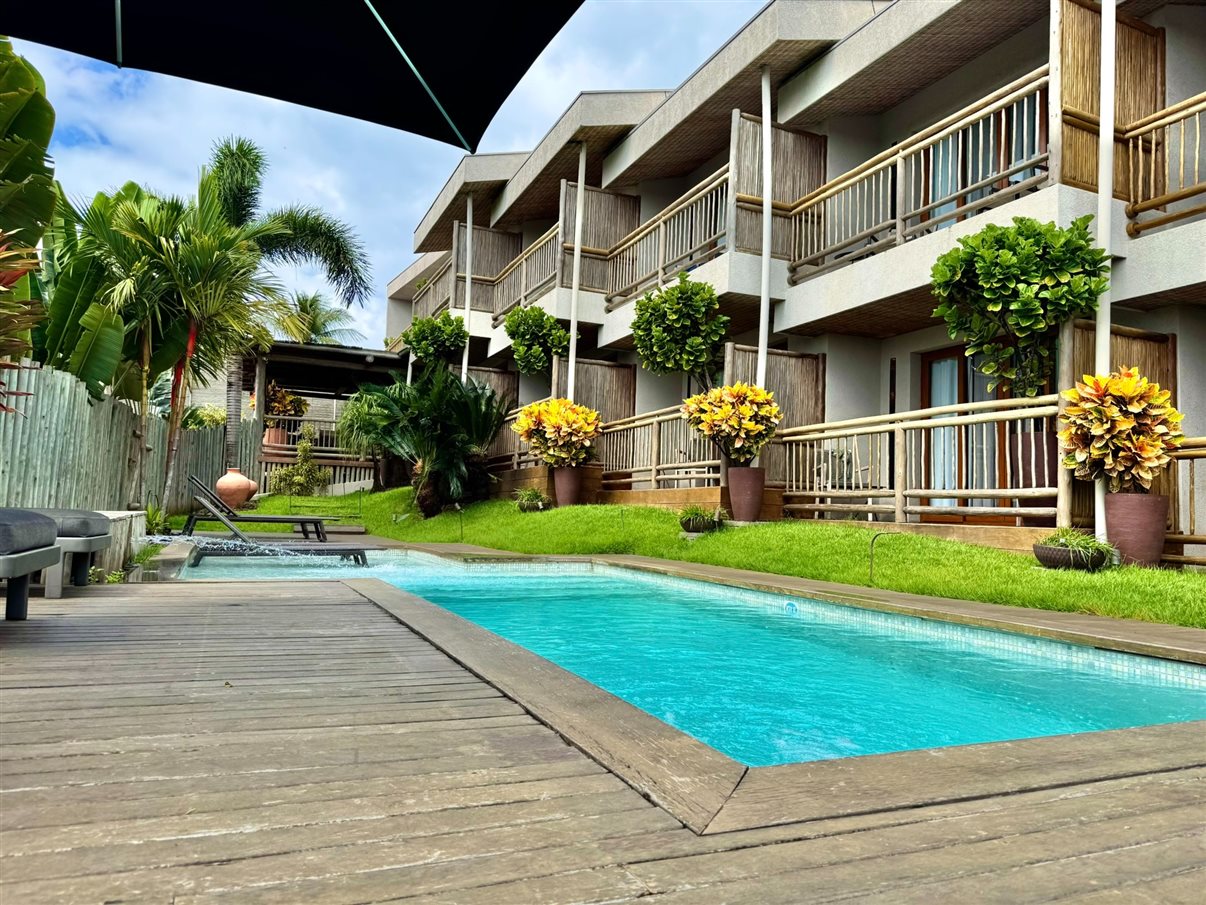Mais um ângulo da piscina da pousada