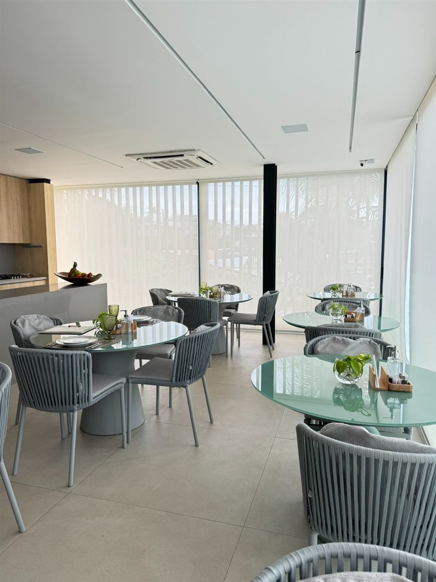 Restaurante serve café da manhã e jantar