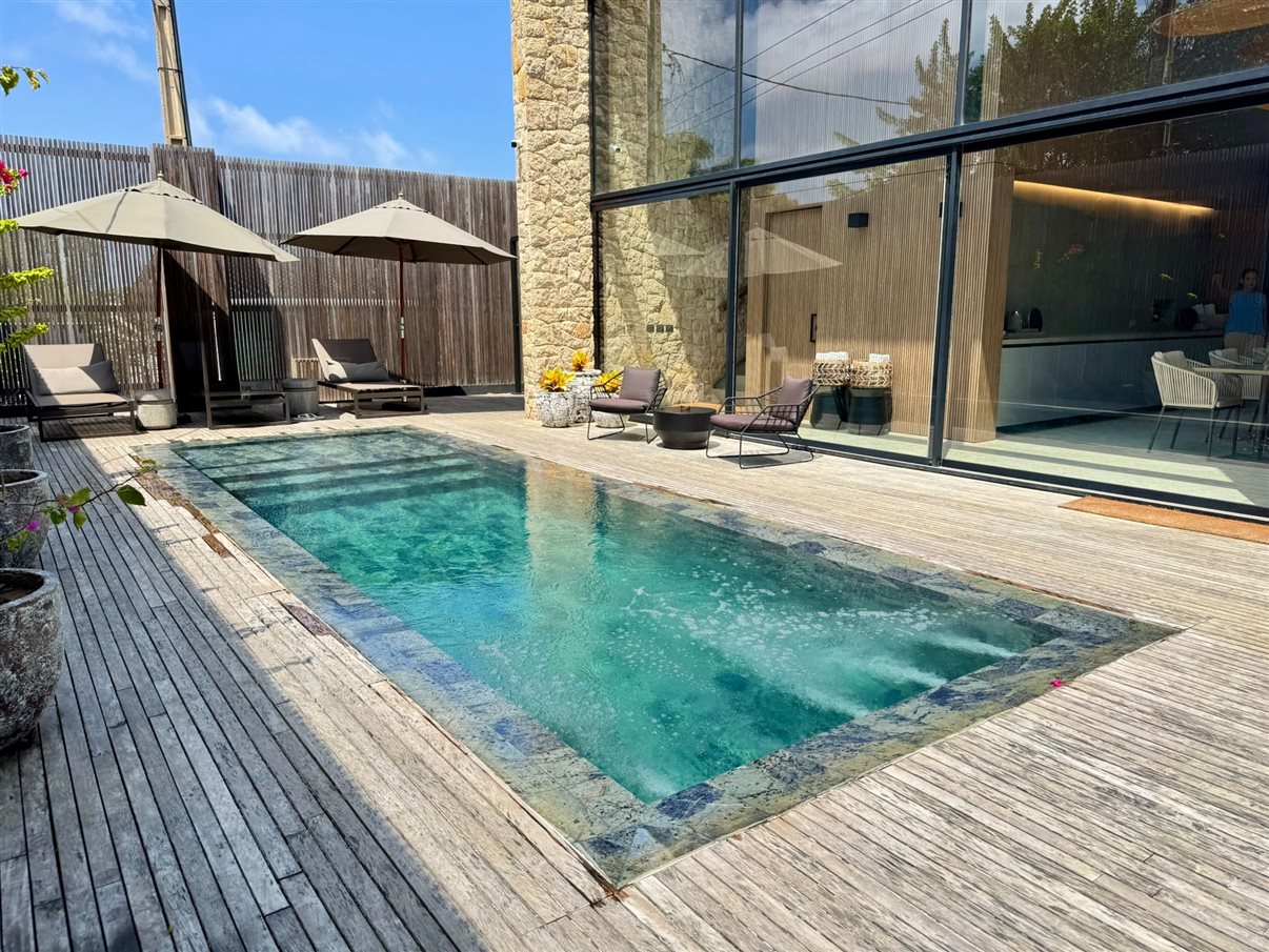 Área da piscina para relaxar