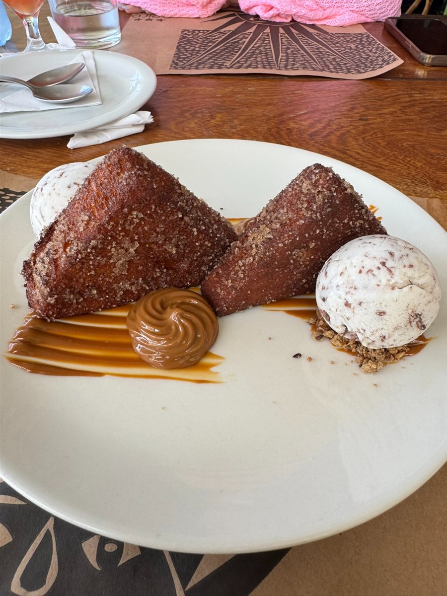 Rabanadas Uruguaias com doce de leite e sorvete