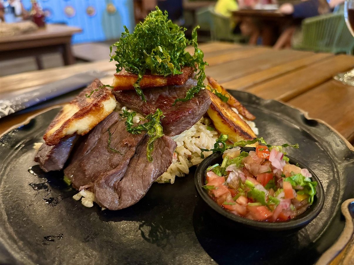 Sol de Noronha: carne de sol dourada na manteiga de garrafa, com queijo coalho, banana da terra e baião de dois