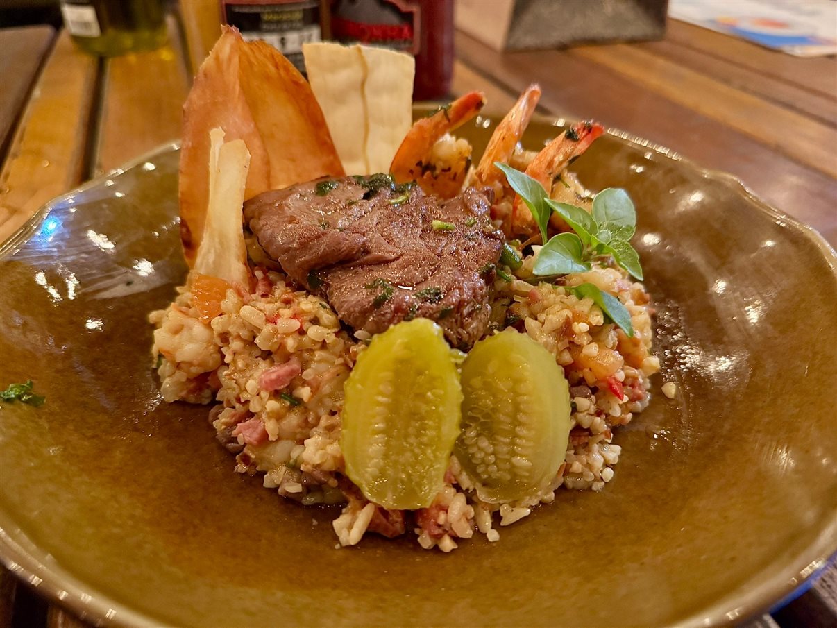 Burburinho: camarões flambados, mignon de sol, risoto de carne de sol e camarão, chips de batata doce e picles de maxixe