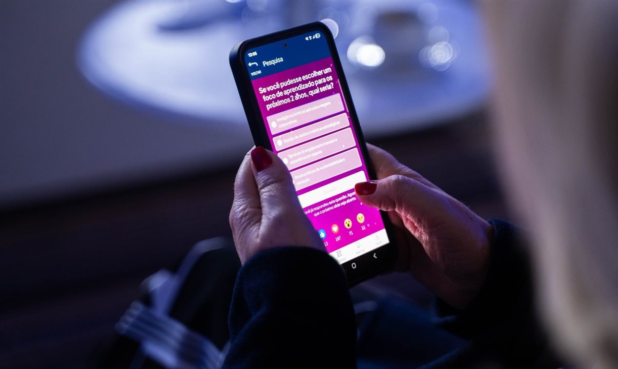 Capacidade de equilibrar tecnologia e experiência humana foi apontada por 82% dos participantes como a competência mais importante para o futuro