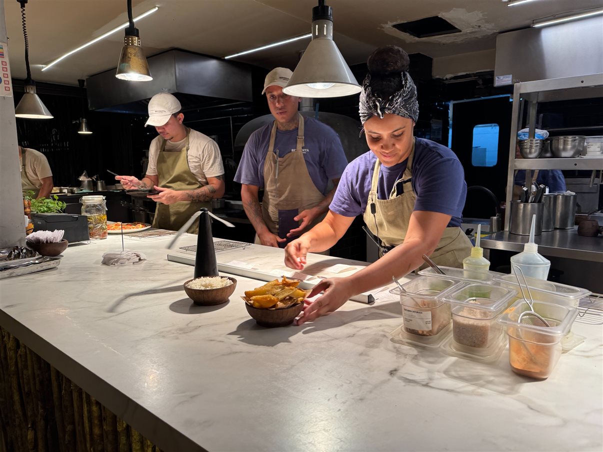 Cozinha aberta, de frente para as mesas, para que os clientes possam acompanhar toda a preparação dos pratos