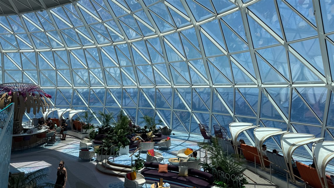 Na parte extrema da popa do Icon e do Star, uma das melhores surpresas, o Overlook Bar e Lounge