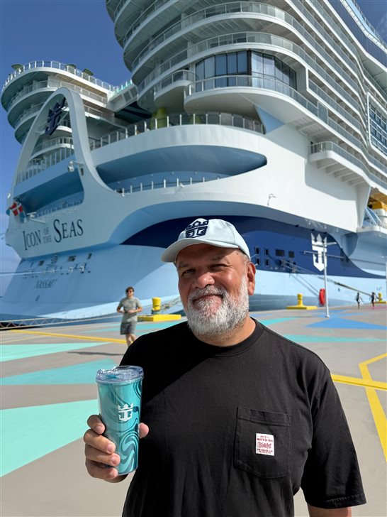 Artur Luiz Andrade e seu inseparável copo para as máquinas com dezenas de tipos de refrigerante e sucos