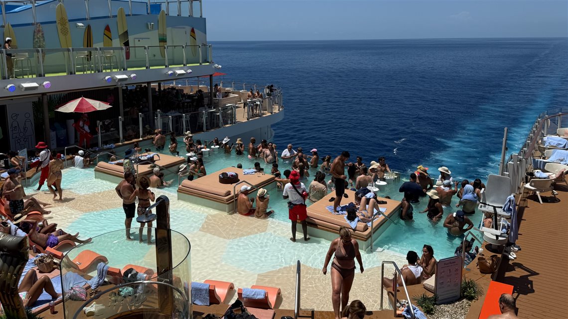 A piscina de borda infinita só para adultos: a dica é ir nos horários de contrafluxo...ou saborear sua bebida preferida olhando o mar. Há também espaços que podem ser reservados e pagos à parte