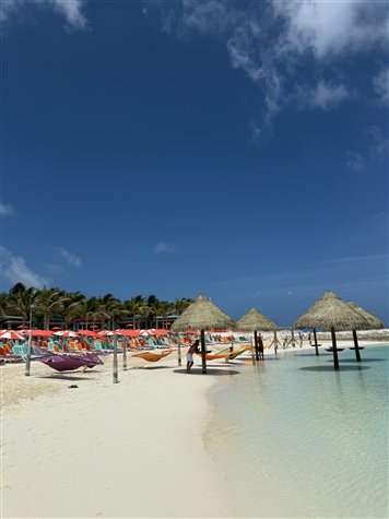 Os adultos precisam conhecer Hideaway Beach, em Perfect Day at CocoCay...o mais novo espaço adults only é um paraíso com muitas mordomia