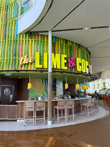 Atrás desse bar também há áreas que podem ser alugadas