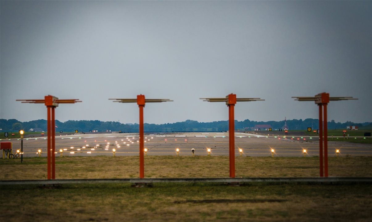 A FAA relatou escassez de funcionários em dez centros de controle e determinou paradas em terra nos aeroportos de Houston Bush e Newark Liberty