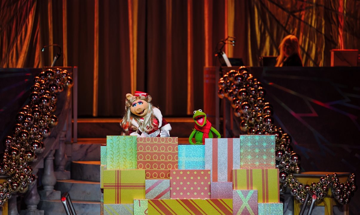 Caco, o Sapo e Miss Piggy apresentam uma celebração natalina repleta de participações de personagens da Disney