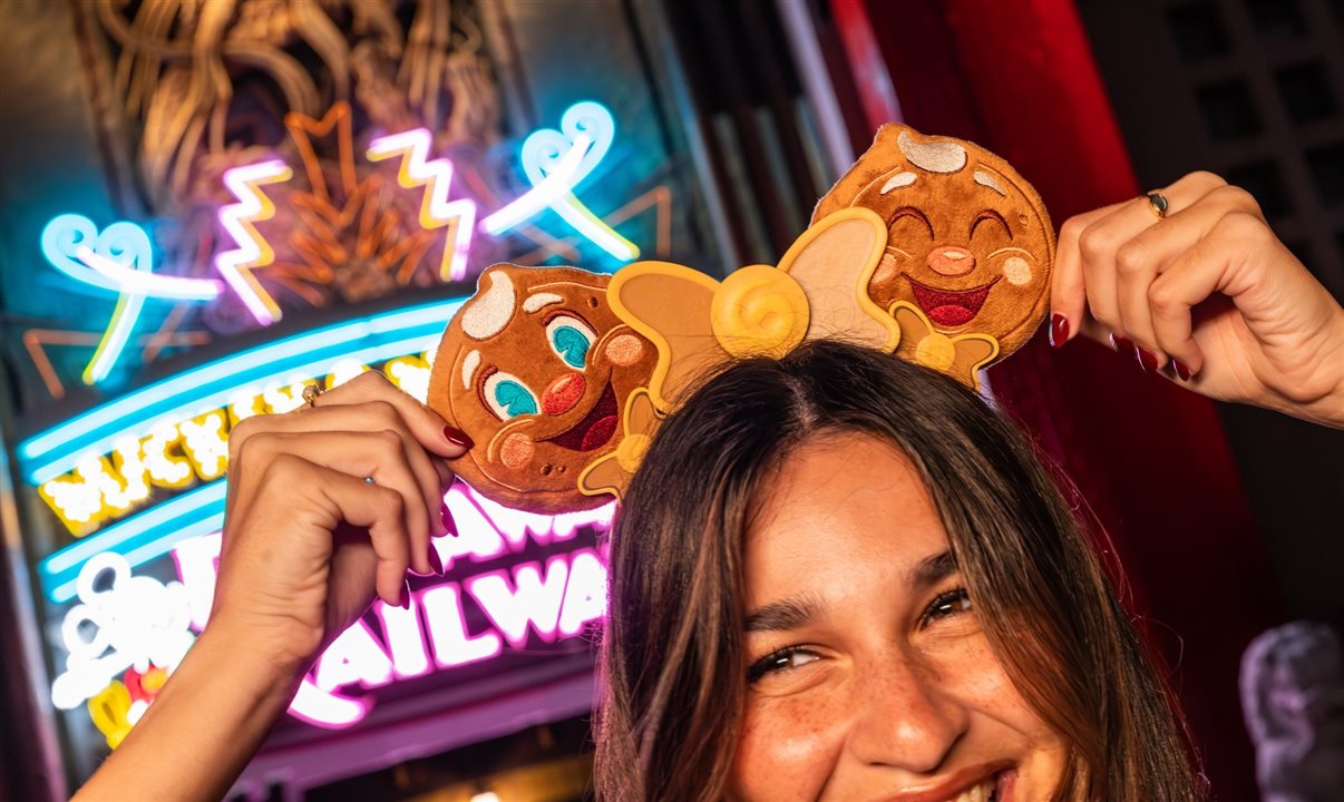 Tiara temática do Ollie faz parte dos novos produtos do Jollywood Nights 2025