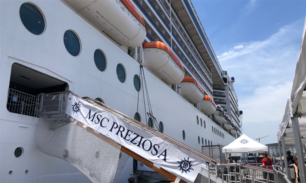A viagem inaugural do MSC Preziosa na temporada 2025/2026 na América do Sul partiu hoje (26), de Santos