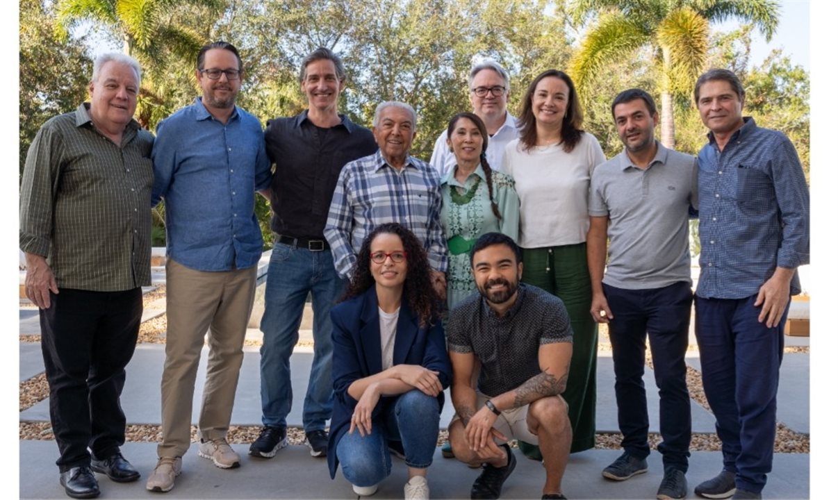 Mauricio de Sousa e a esposa, Alice Takeda, com lideranças de parques e atrações na última edição da IAAPA, em Orlando, em novembro de 2024