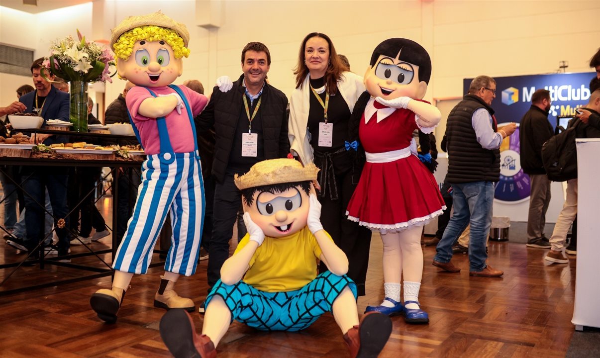 Personagens criados por Mauricio de Sousa em coffee break no último Sindepat Summit, com Pablo Morbis, presidente do Conselho do Sindepat, e Carolina Negri, presidente executiva