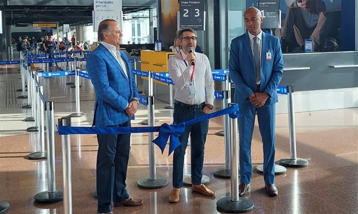 Cláudio Ferreira (GRU Aiport), Marcus Campos (Latam) e Luiz Sobrinho (InvestSP) inauguram nova rota Guarulhos-Córdoba da Latam